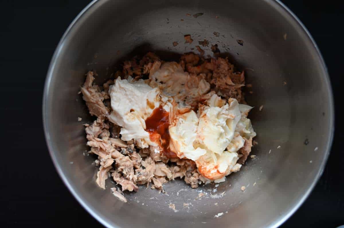 step 2 to make salmon sushi bake mix canned salmon with spicy mixture