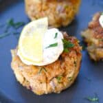 crab cakes with tartar and lemon slice