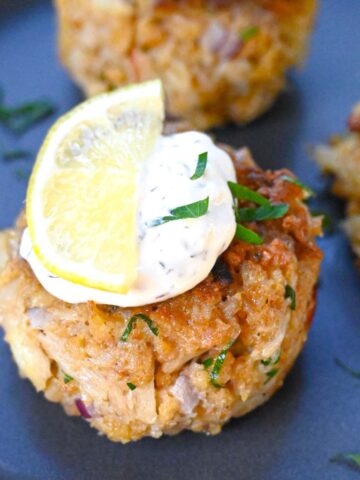 crab cakes with tartar and lemon slice
